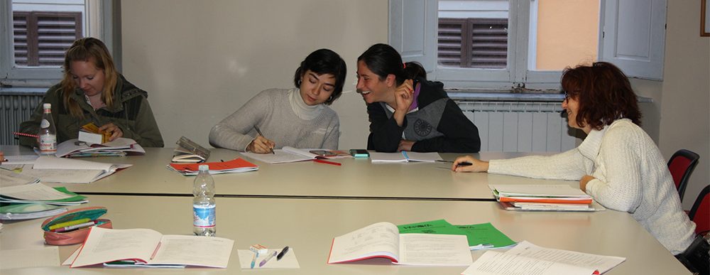 Ragazze ridono in una lezione di lingua italiana a Firenze