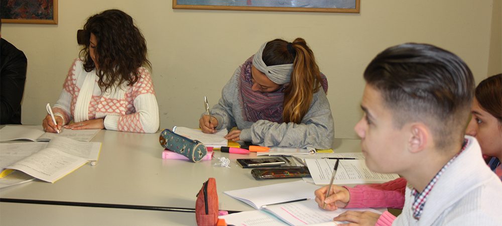 Studenti che seguono una lezione di lingua italiana a Firenze