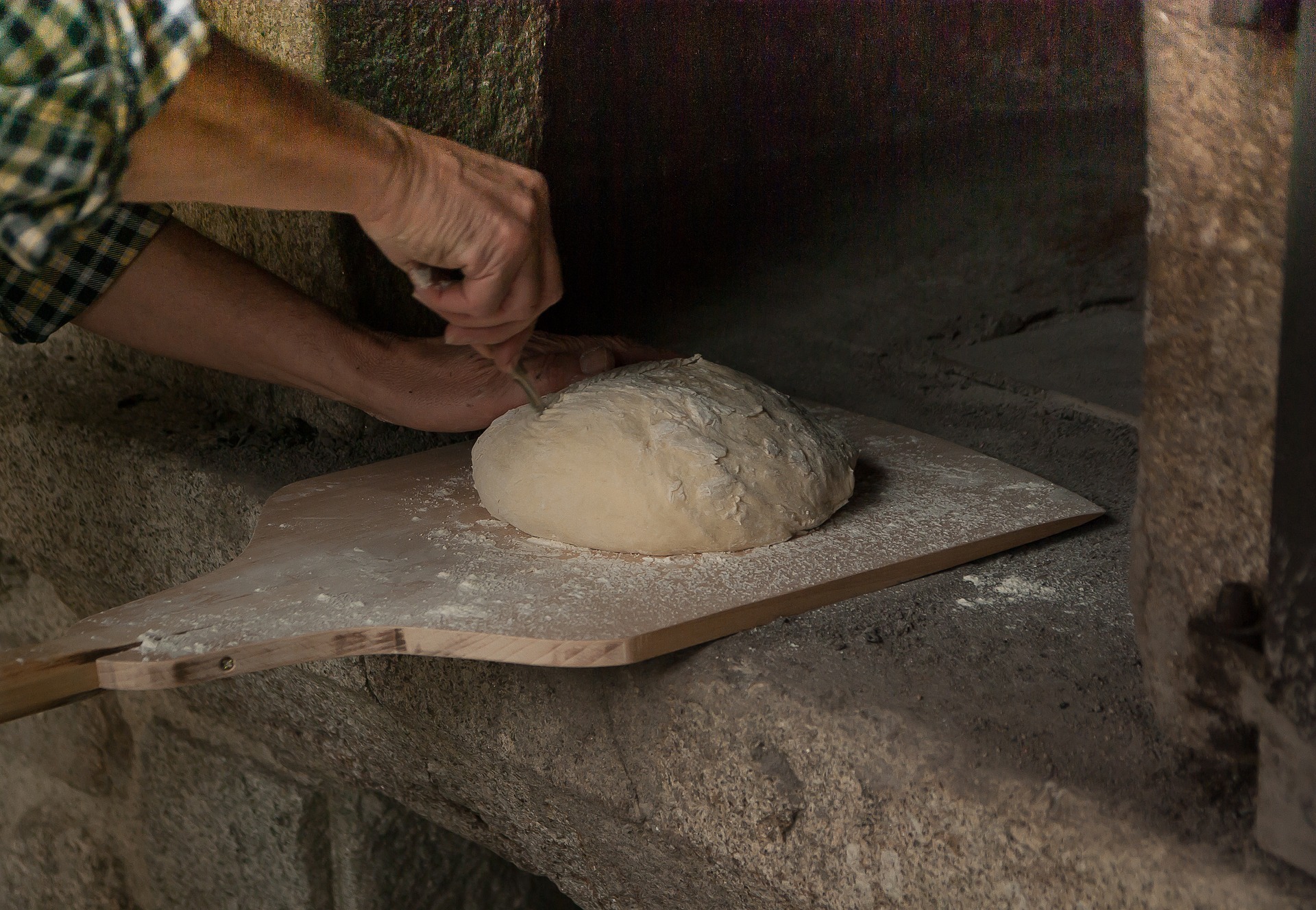 Homem fazendo pão