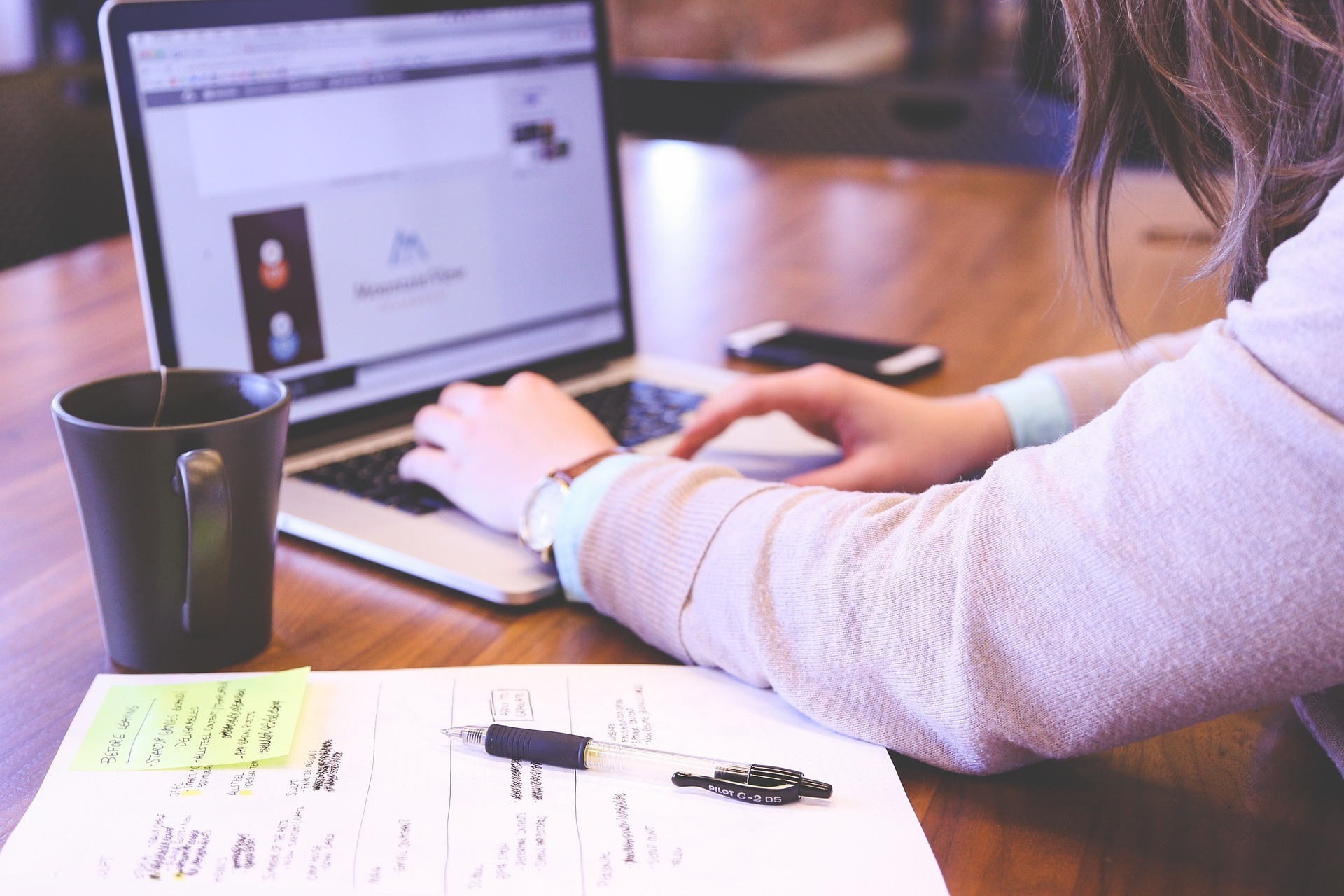 Studente al computer prima di una lezione