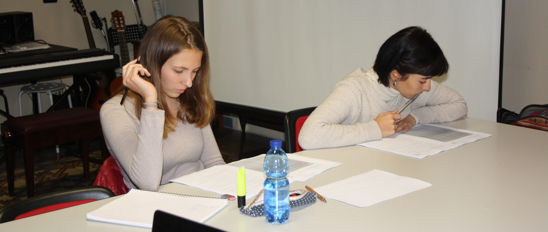 Ragazze studiano la lingua italiana
