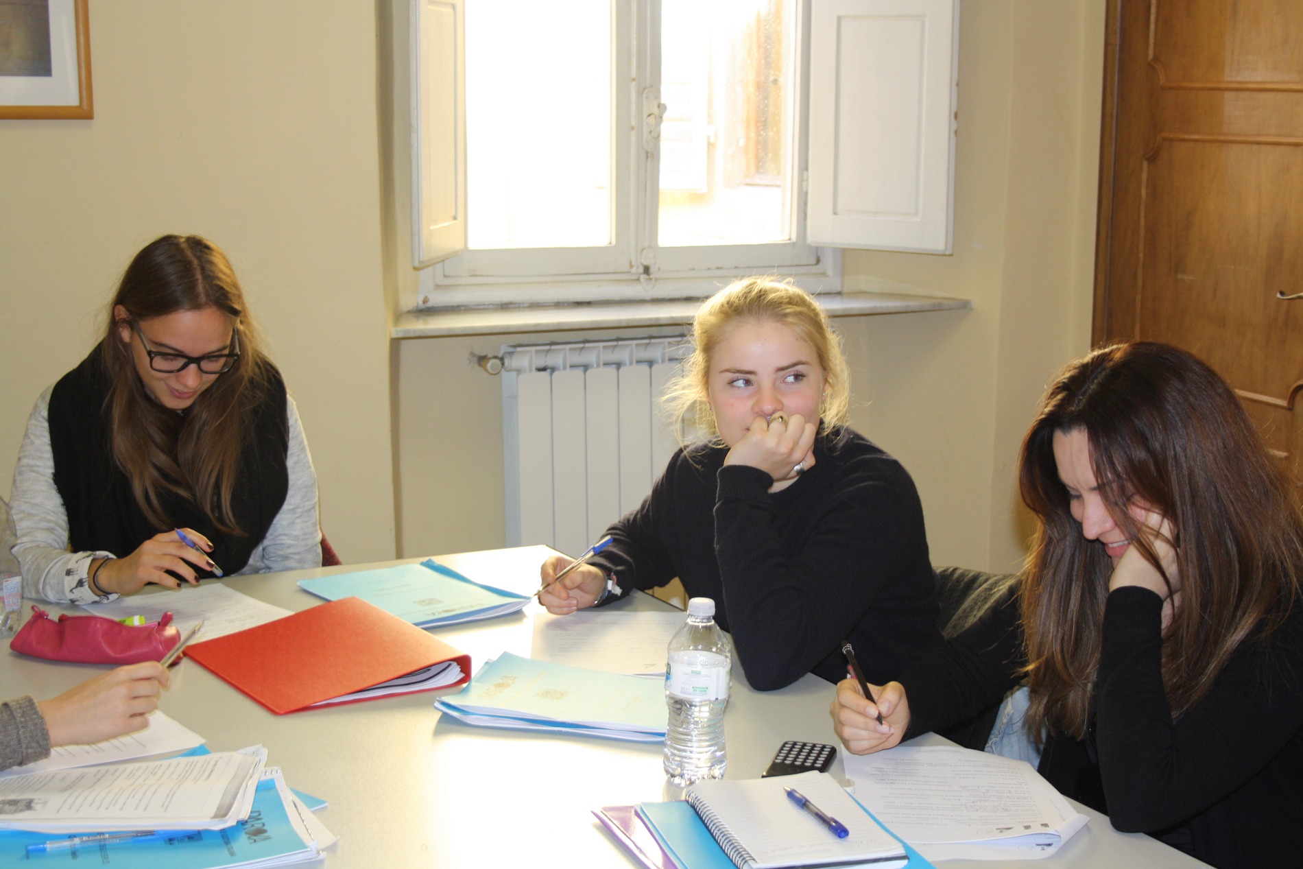 Girls learning Italian in Florence at Parola school