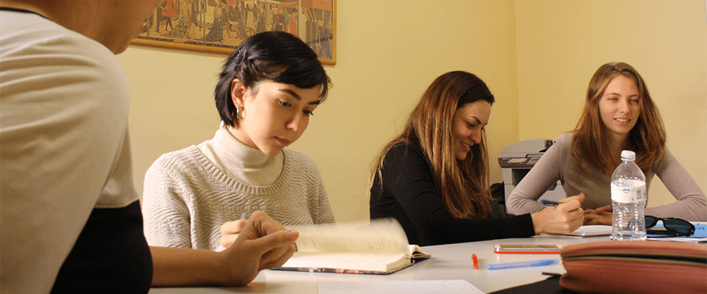 Ragazze che studiano italiano alla scuola Parola di Firenze