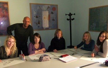 Au Pair students in a drawing class at Parola school