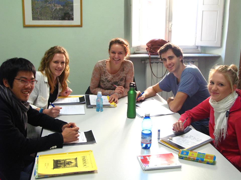 Grupo de estudiantes de italiano en la escuela