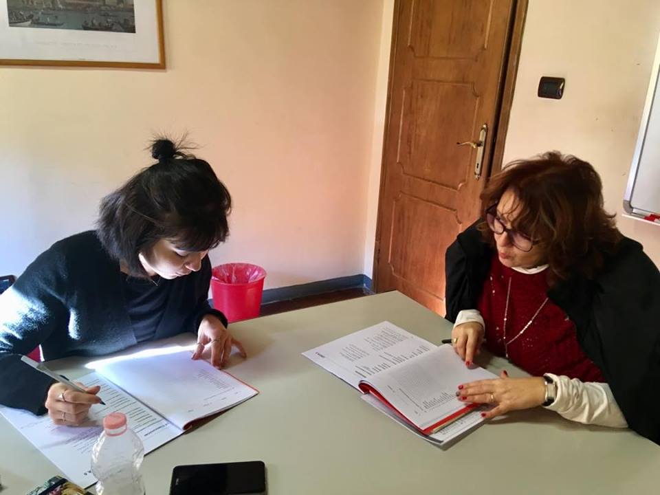 Lezione individuale di italiano con pronuncia delle parole Studente con l'insegnante di italiano e pronuncia