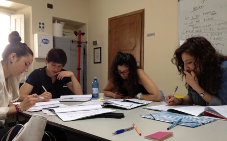 students-language-classes Studenti in un test di italiano