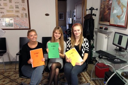 Students showing grammar books of Parola Italian language school