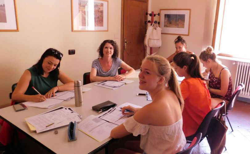Studentesse in una classe di lingua italiana a Firenze