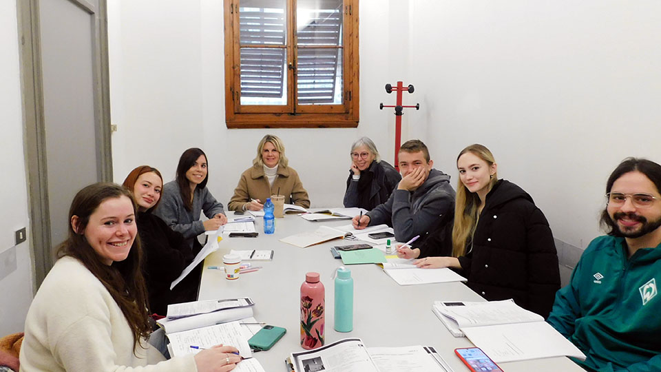 Alumnos felices en la escuela italiana Parola